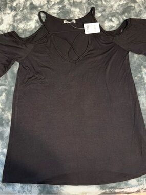 Charlotte Russe Women's Black Cold-Shoulder V-Neck Top